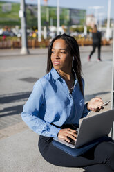 Businesswoman using laptop - MAUF01830