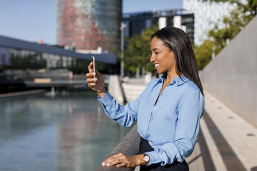 Businesswoman using smartphone - MAUF01838