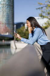 Businesswoman using smartphone - MAUF01841