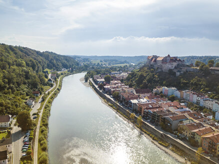 Deutschland, Bayern, Burghausen, Stadtansicht von Altstadt und Burg, Fluss Salzach - JUNF01539