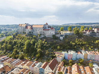 Germany, Bavaria, Burghausen, city view of old town and castle - JUNF01540