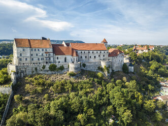 Deutschland, Bayern, Burghausen, Stadtansicht von Altstadt und Burg, Fluss Salzach - JUNF01541