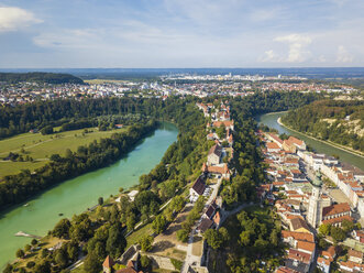 Deutschland, Bayern, Burghausen, Stadtansicht von Altstadt und Burg, Fluss Salzach - JUNF01543