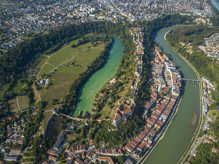 Deutschland, Bayern, Burghausen, Stadtansicht von Altstadt und Burg, Fluss Salzach - JUNF01546