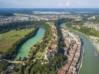 Deutschland, Bayern, Burghausen, Stadtansicht von Altstadt und Burg, Fluss Salzach - JUNF01547