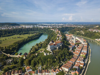 Germany, Bavaria, Burghausen, city view of old town and castle, Salzach river - JUNF01548