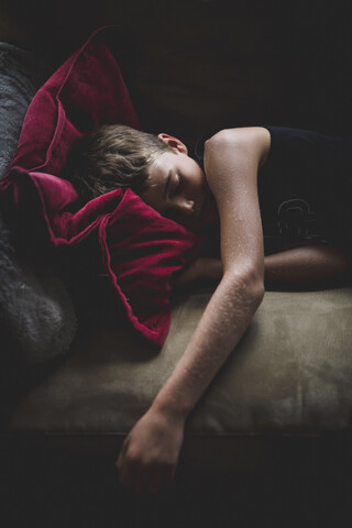 Junge schläft zu Hause, lizenzfreies Stockfoto