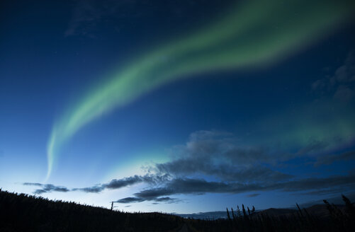 Landschaftliche Ansicht des Polarlichts gegen den blauen Himmel bei Nacht - CAVF58434