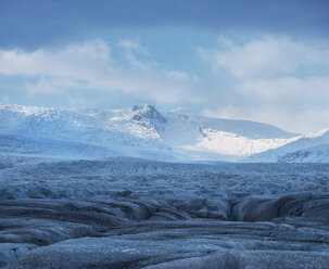 Ruhige Aussicht auf schneebedeckte Berge vor bewölktem Himmel - CAVF58435