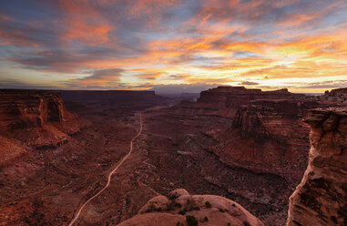 Landschaftlicher Blick auf Felsformationen gegen den dramatischen Himmel im Canyonlands National Park - CAVF58458