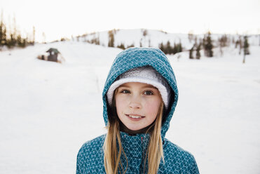Porträt eines Mädchens auf einem schneebedeckten Feld - CAVF58478