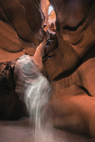 Malerischer Blick auf das einfallende Sonnenlicht im Antelope Canyon, lizenzfreies Stockfoto