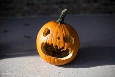 Nahaufnahme von Jack O Lantern auf dem Fußweg - CAVF58622