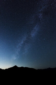 Silhouette Berg gegen Himmel in der Nacht - CAVF58631