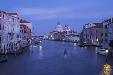 Canal Grande inmitten von Santa Maria della Salute gegen den Himmel in der Abenddämmerung - CAVF58704