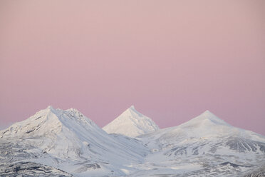 Majestätischer Blick auf schneebedeckte Berge vor dramatischem Himmel - CAVF58710