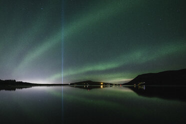 Blick auf das Polarlicht über dem See gegen den Nachthimmel - CAVF58711