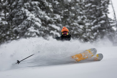 Mann beim Skifahren auf verschneiter Landschaft - CAVF58712