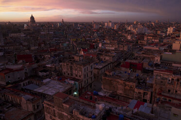 Luftaufnahme der Stadtlandschaft mit El Capitolio gegen den Himmel bei Sonnenuntergang - CAVF58756