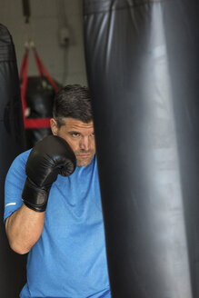 Männlicher Boxer beim Training im Fitnessstudio - CAVF58837