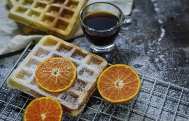 Hohe Winkelansicht von Waffeln mit Orangen und schwarzem Kaffee auf dem Tisch - CAVF58863