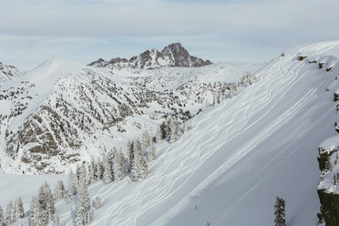 Panoramablick auf die Skipiste und die schneebedeckten Berge - CAVF58880