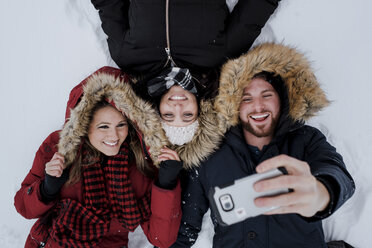 Hohe Winkel Freunde, die selfie beim Liegen auf Schnee bedeckten Feld - CAVF58900