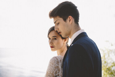 Hochzeitspaar am Strand stehend gegen den Himmel - CAVF58934