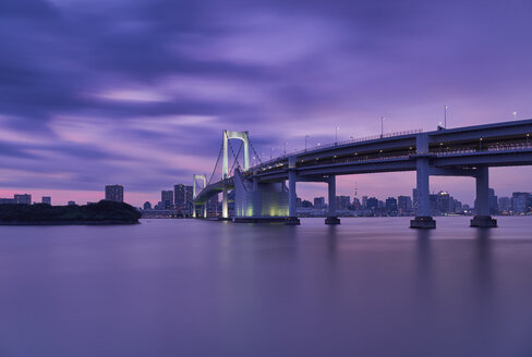 Regenbogenbrücke über den Fluss mit Tokio-Turm und Himmel bei Sonnenuntergang - CAVF58962