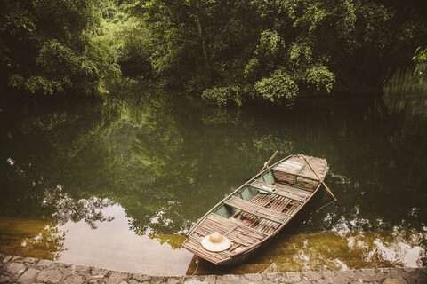 Blick von oben auf ein im See vertäutes Boot, lizenzfreies Stockfoto