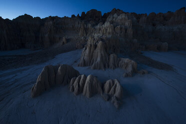 Blick auf den Cathedral Gorge State Park bei klarem Himmel in der Nacht - CAVF59102