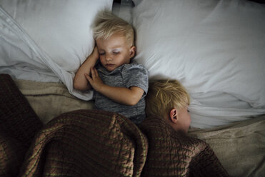 Draufsicht auf schlafende Jungen im Bett zu Hause - CAVF59149