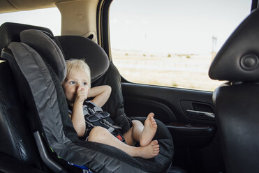Süßer Junge schaut weg, während er im Auto sitzt - CAVF59155