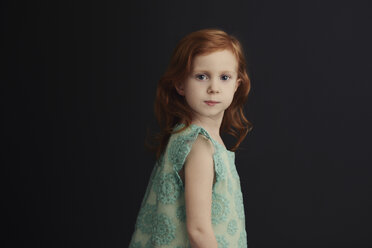 Porträt eines stehenden Mädchens vor schwarzem Hintergrund - CAVF59182