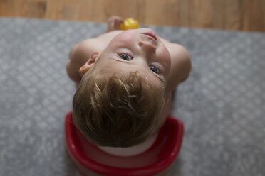 Overhead-Porträt von niedlichen shirtless Baby Junge urinieren, während auf Töpfchen im Wohnzimmer sitzen - CAVF59190