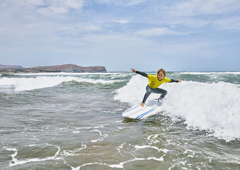 Chile, Arica, Junge beim Surfen im Meer, lizenzfreies Stockfoto