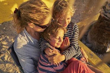Mutter mit zwei Söhnen am Strand bei Sonnenuntergang - SSCF00081