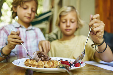 Zwei Jungen sitzen am Tisch und essen Eiscreme - SSCF00084