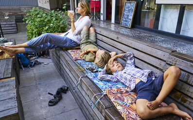 Mutter und zwei Söhne entspannen sich auf einer Bank - SSCF00085