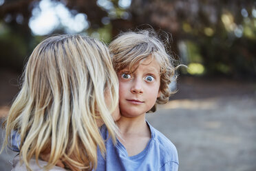 Porträt eines Jungen mit großen Augen, der von seiner Mutter geküsst wird - SSCF00099