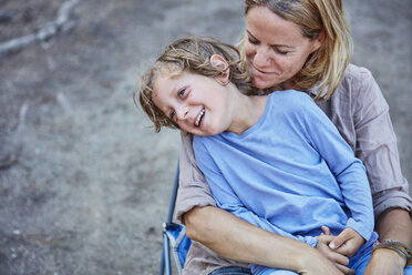 Porträt einer glücklichen Mutter mit Sohn im Freien - SSCF00103