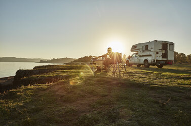 Chile, Talca, Rio Maule, Wohnmobil am See mit Frau und Hund bei Sonnenuntergang - SSCF00130