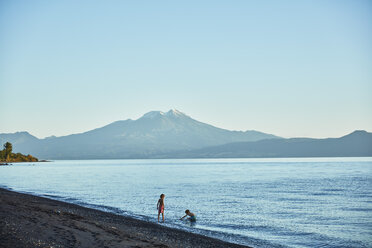 Chile, Lago Llanquihue, Vulkan Calbuco, zwei Jungen spielen im Wasser - SSCF00164