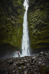 Chile, Patagonien, Vulkan Osorno, Mutter und Sohn stehen am Wasserfall Las Cascadas - SSCF00168