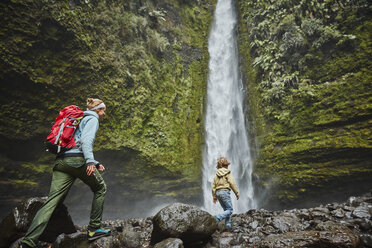 Chile, Patagonien, Vulkan Osorno, Mutter und Sohn wandern am Wasserfall Las Cascadas - SSCF00169