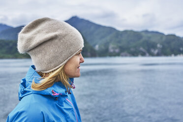 Chile, Puerto Montt, Frau mit Blick auf den Fjord - SSCF00186