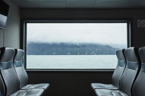 Chile, Hornopiren, Blick aus dem Fenster von einer Fähre, lizenzfreies Stockfoto