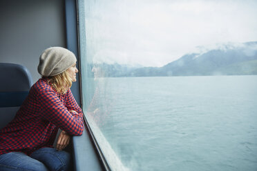 Chile, Hornopiren, Frau schaut aus dem Fenster einer Fähre - SSCF00198