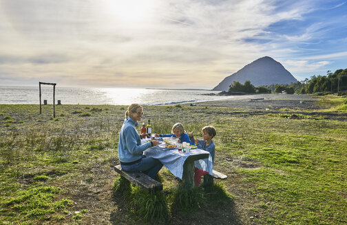 Chile, Chaiten, Carretera Austral, Familie beim Picknick am Strand - SSCF00207