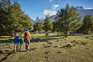 Chile, Cerro Castillo, Mutter mit zwei Söhnen auf einem Wanderausflug - SSCF00229